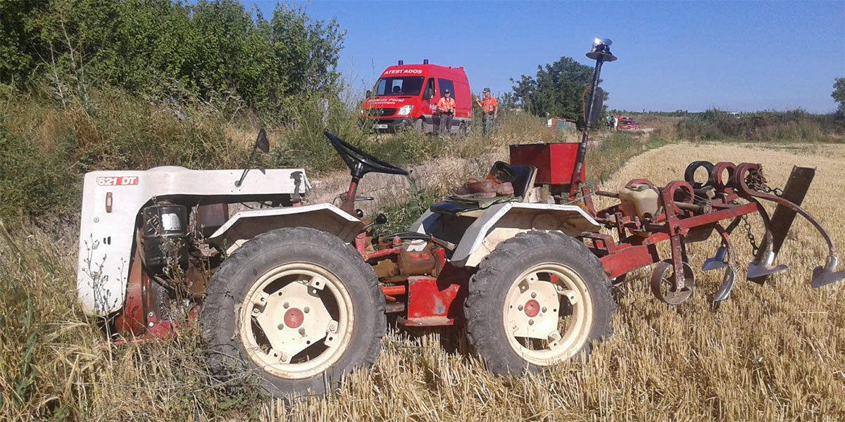 Policía-Foral-observa-el-tractor