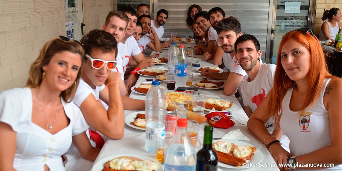 Una cuadrilla de jóvenes almuerza antes del cohete
