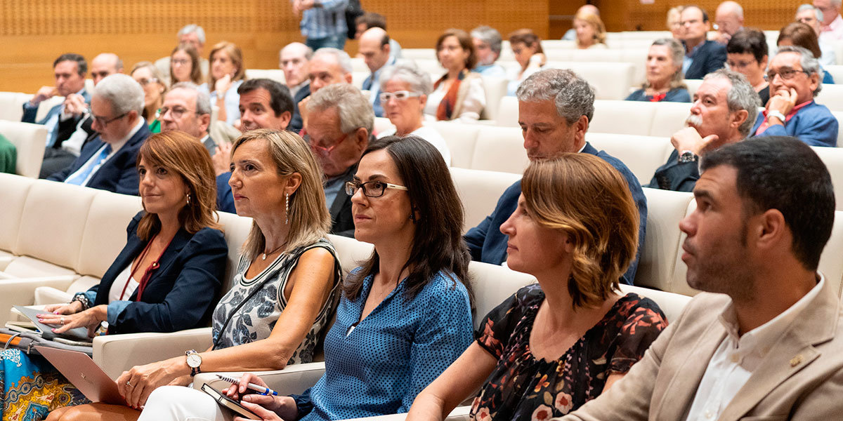 Panorámica del público asistente a las segundas jornadas de los Cursos Europeos de Verano celebrados en CIVICAN, Pamplona