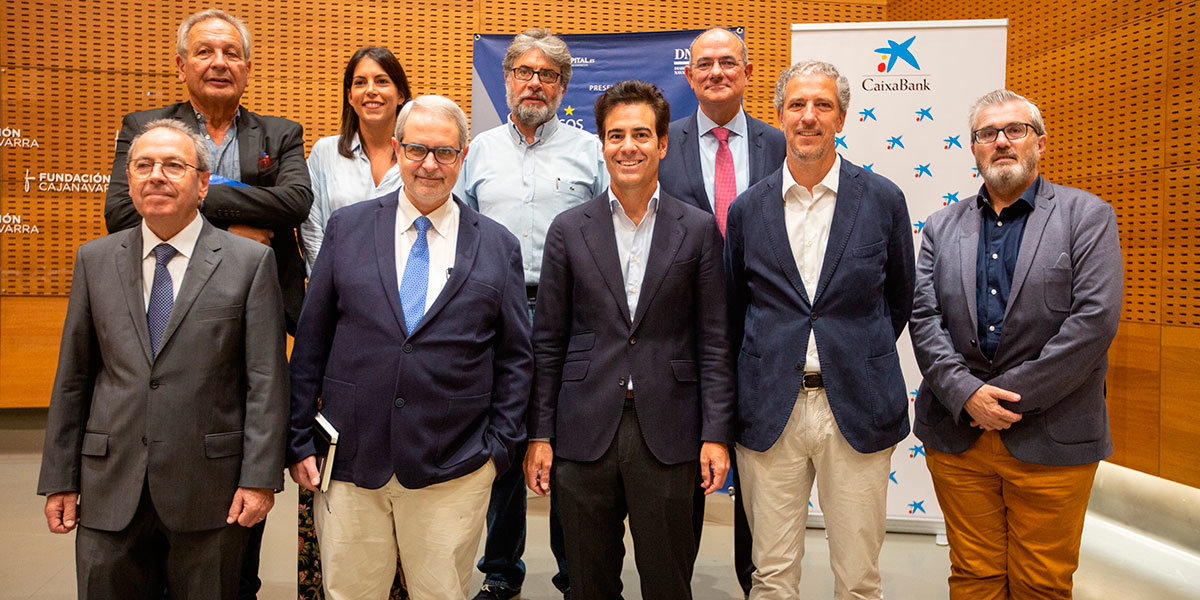 Xavier Vidal Folch (El Pais), Adriana Maldonado (eurodiputada), Enrique Serbeto (ABC), Jaume Duch (Parlamento Europeo). En la fila inferior. De izda a dcha. Virgilio Sagüés (Grupo La Información), Ferrán Tarradellas (Comisión Europea en España); Pablo Zalba (Comisario Cursos Europeos de Verano); Pablo Arias (eurodiputado) y Tito Navarro (NavarraCapital.es)