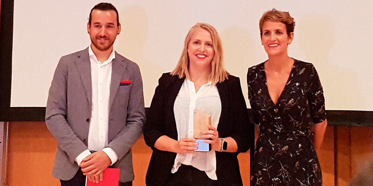 Javier Vidorreta, Presidente de Aje – Maite Agüeros, ganadora – Maria Chivite, Presidenta GN premios AJE