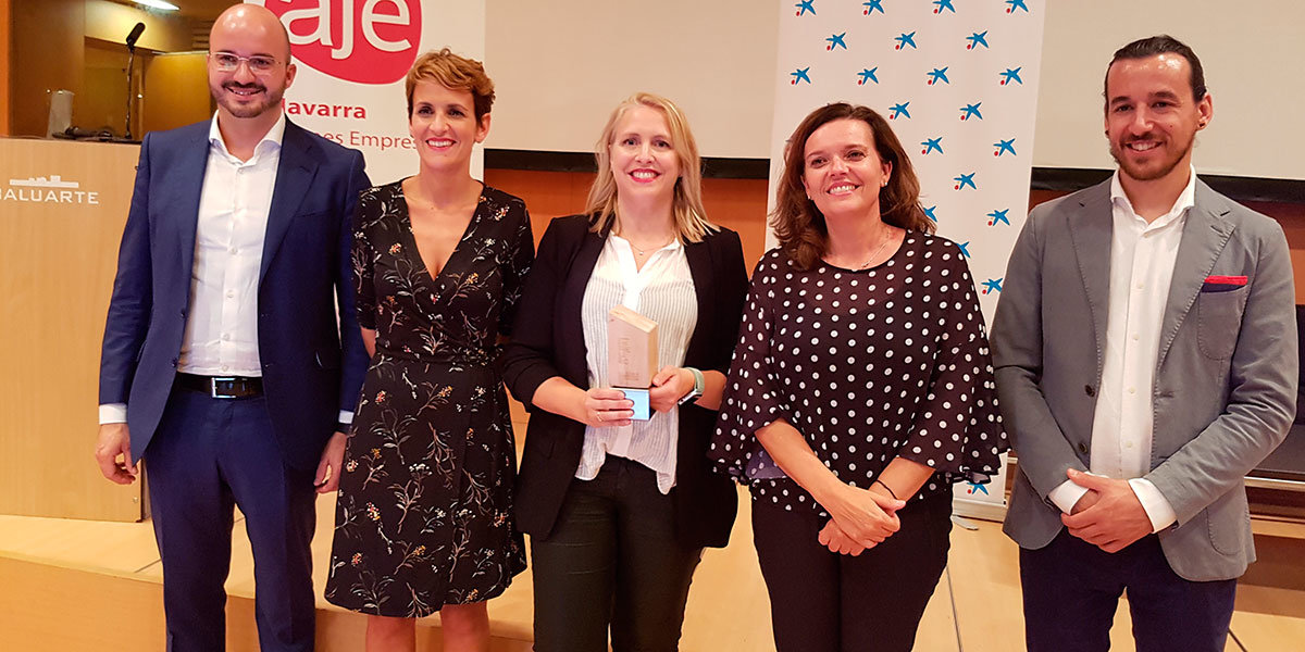 Fermín Albaladejo, Presidente CEAJE – Maria Chivite, Presidenta GN – Maite Agüeros, ganadora – Ana Díez Fontana, CaixaBank – Javier Vidorreta, Presidente de AJE premios AJE