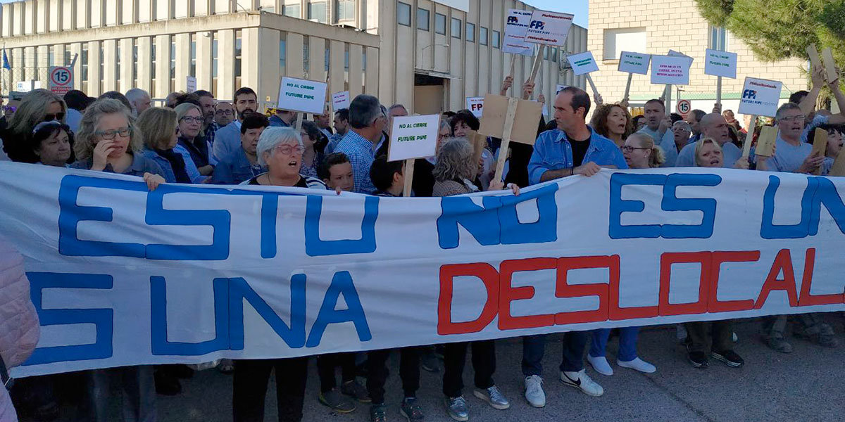 Una amplia delegación de IU Aragón ha participado esta mañana en la movilización en defensa del empleo. Un acto convocado ante el anuncio del cierre de la planta en la que trabajan 116 personas 1