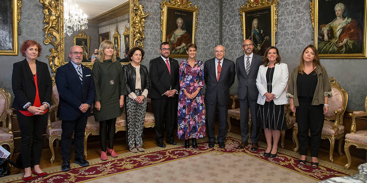 La consejera de Cultura y Deporte, Rebeca Esnaola; el consejero de Universidad, Innovación y Transformación Digital, Juan Cruz Cigudosa; la consejera de Relaciones Ciudadanas, Ana Ollo; la consejera de Derechos Sociales, Carmen Maeztu; el consejero de Presidencia, Igualdad, Función Pública e Interior, Javier Remírez; la Presidenta de Navarra, María Chivite; el presidente de la fundación bancaria "la Caixa", Isidro Fainé; el director corporativo del Área de Territorios y Centros de "la Caixa", Rafael Chueca; la directora territorial en Navarra de Caixabank, Ana María Diez ; la delegada en Navarra de Caixabank, Izaskun Azcona