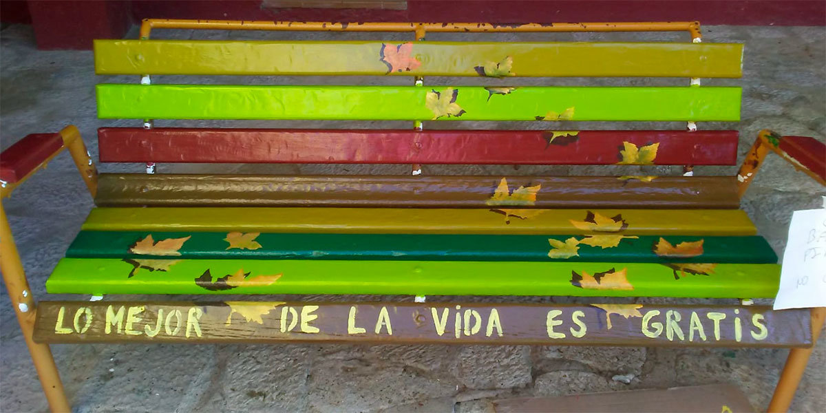 Santa Engracia bancos decorado por vecinas de la localidad gracias a un taller