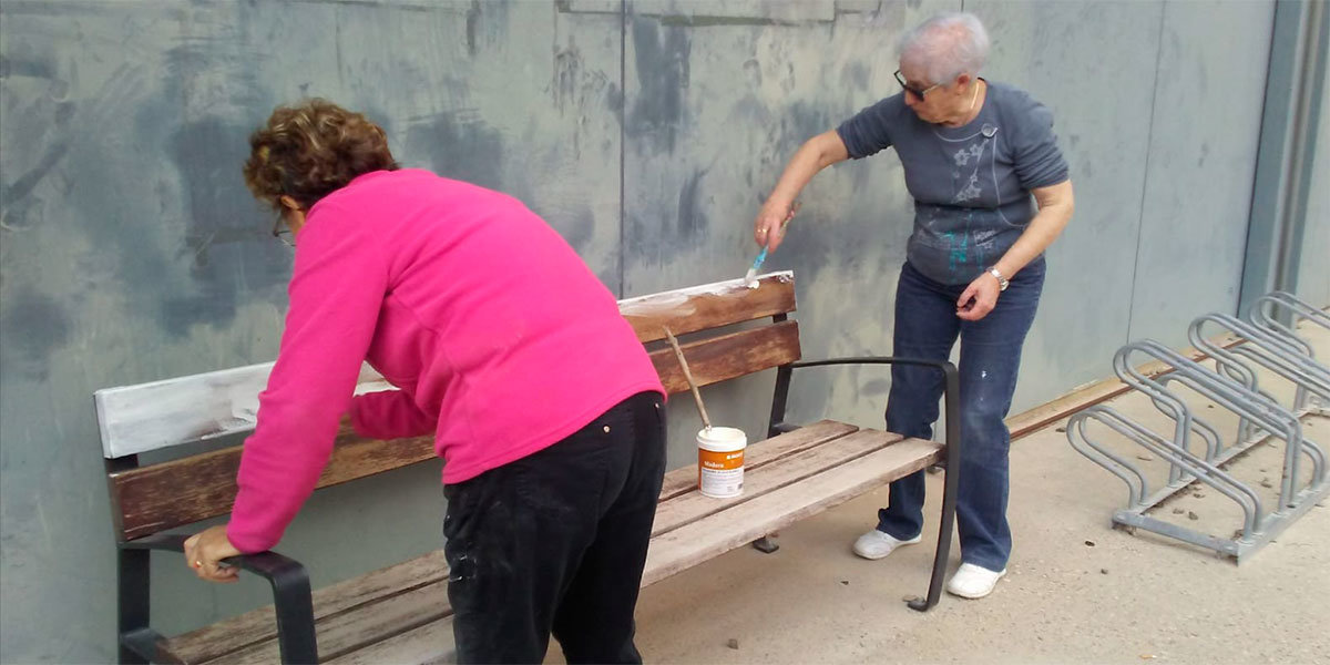 Vecinas y jóvenes de Santa Engracia están decorando los bancos de la localidad gracias a un taller