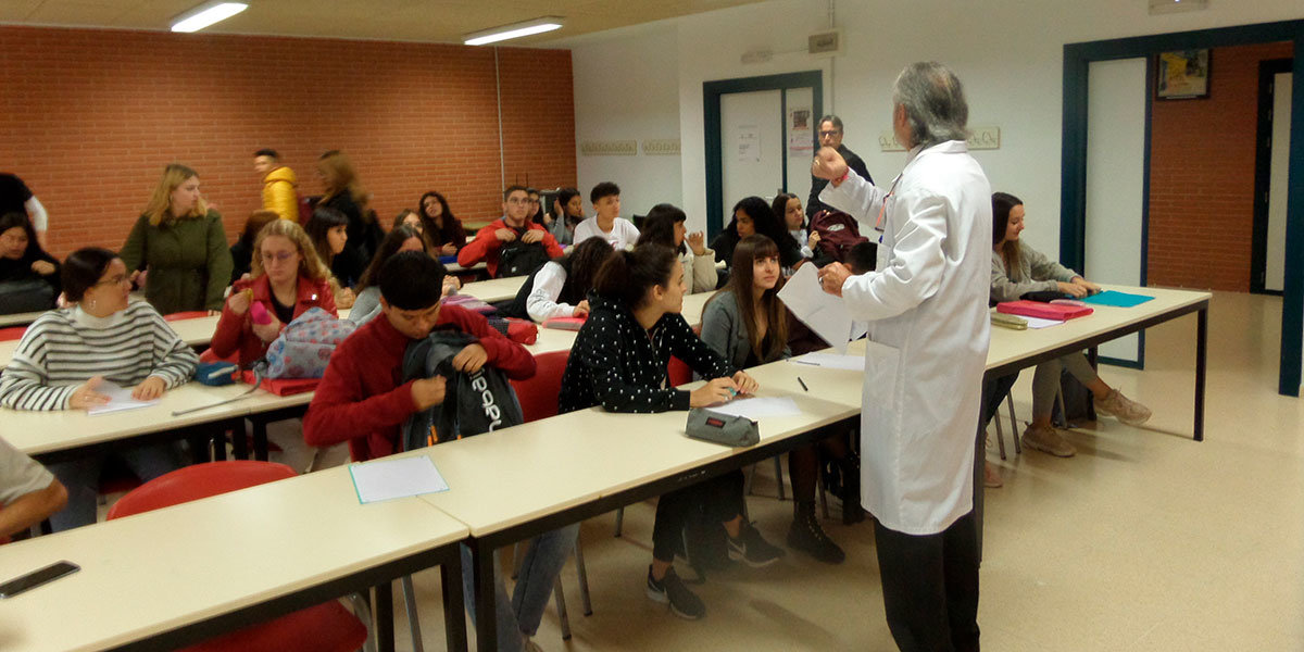 Loperena durante su charla en el IES Valle del Ebro