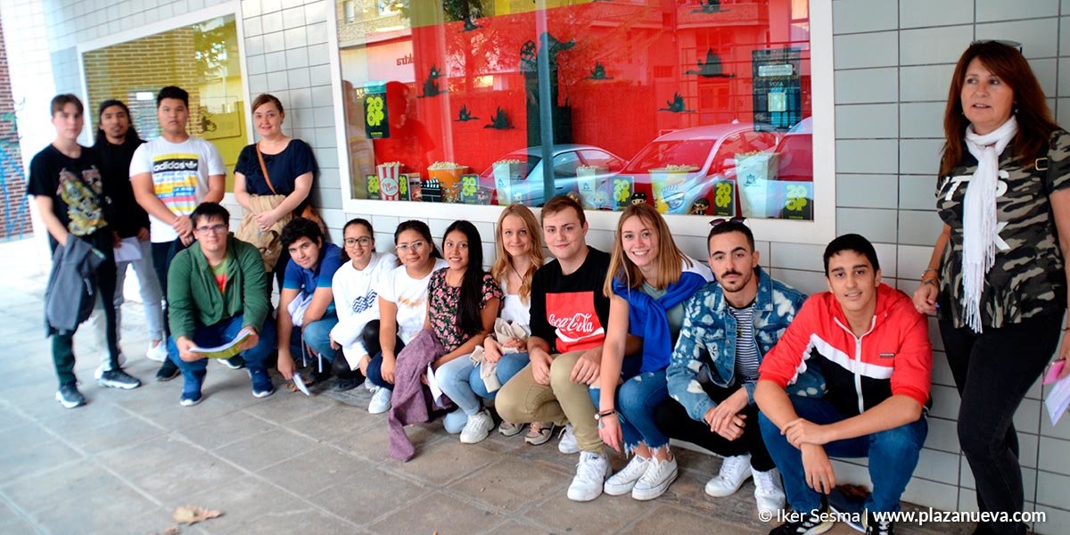 Alumnado del Ciclo Formativo de Grado Medio de “Actividades Comerciales” del CPI ETI de Tudela de jurado del Concurso de Escaparates Opera Prima