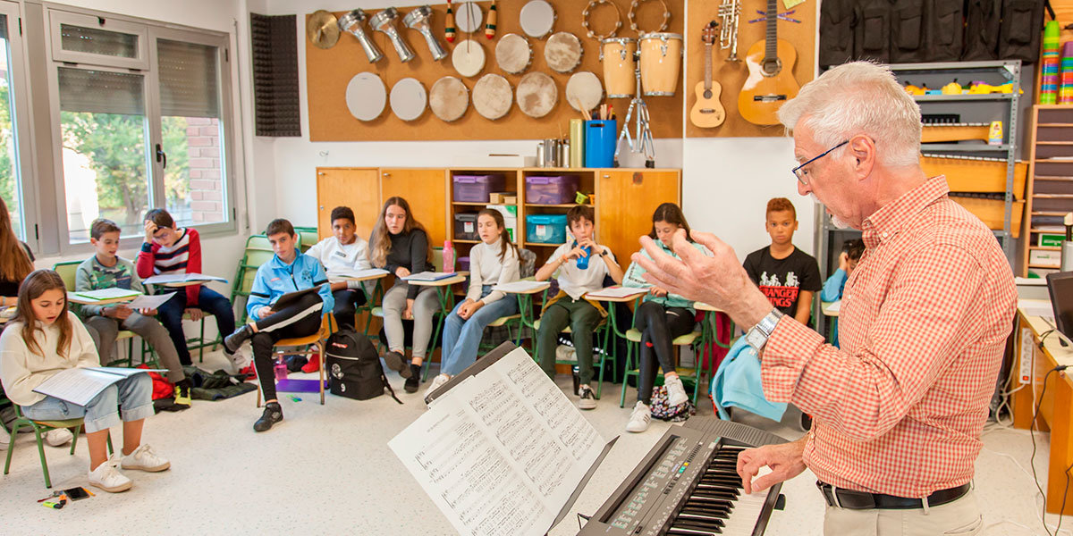 Dante Andreo durante su clase con el Coro Cuchuflete