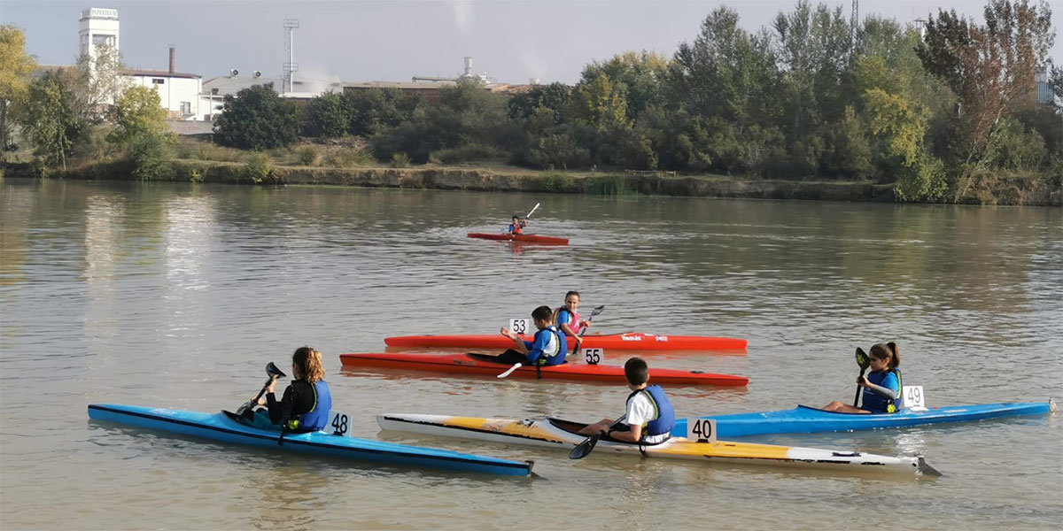 Palistas del Ebrokayak en el Memorial de Merche Marín
