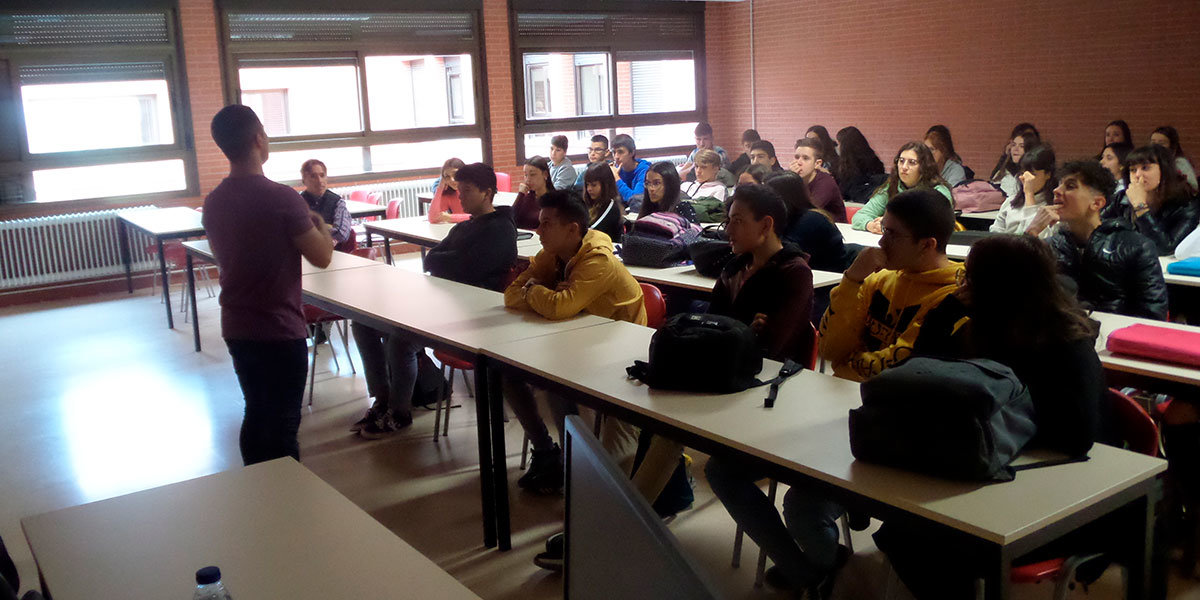 El artista Daniel Blanco Arostegui en el IES Valle del Ebro durante su charla