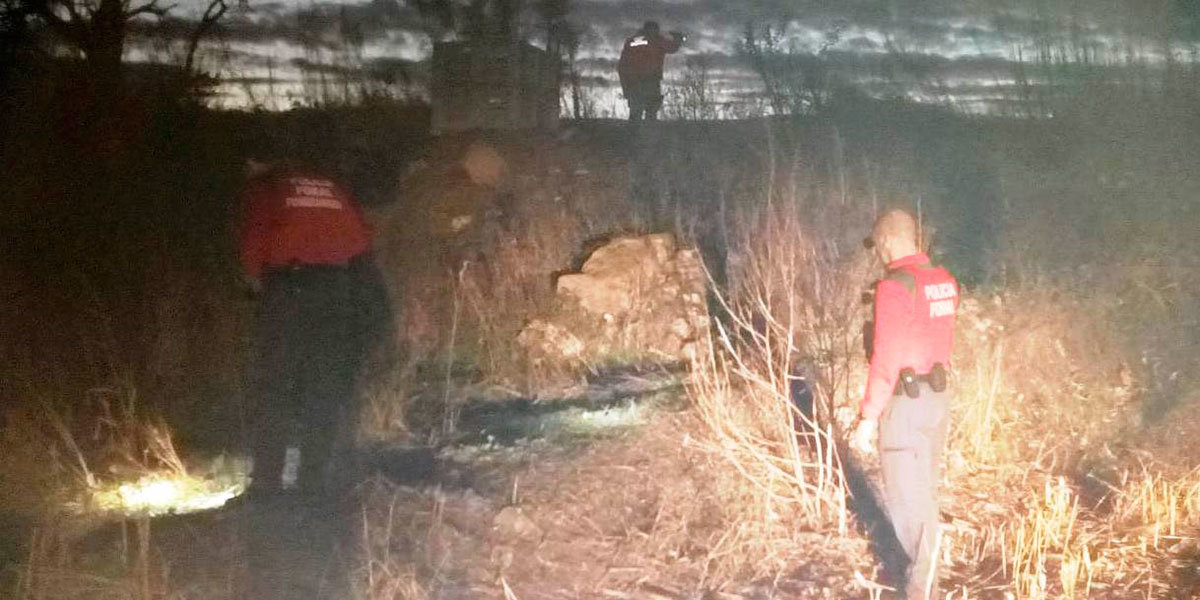 Agentes de la Policía Foral investigan la zona del suceso 1
