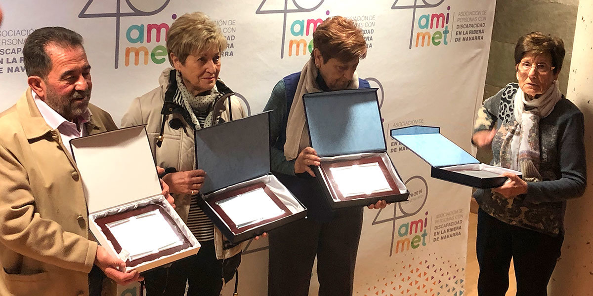 Jose Luis Aliaga y las hermanas del fundador de AMIMET, Tomas Castillejo