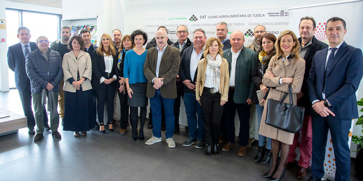 Participantes en la firma del convenio con ALINAR