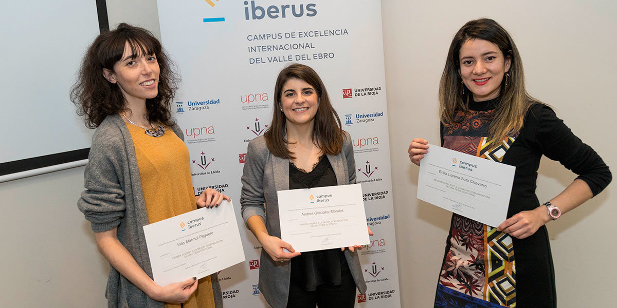 Inés Mármol Peguero (Universidad de Zaragoza, primer accésit), Andrea González Morales (UPNA, ganadora) y Erika Lorena Soto Chavarro (Universidad de Lleida, segundo accésit)