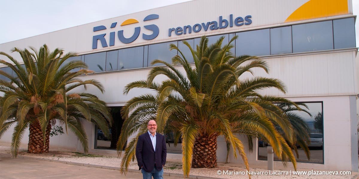 Adalberto Ríos Gil junto a la fachada de Ríos Renovables
Adalberto Ríos Gil es el presidente de la Asociación A+ Emprendedores de la Ribera