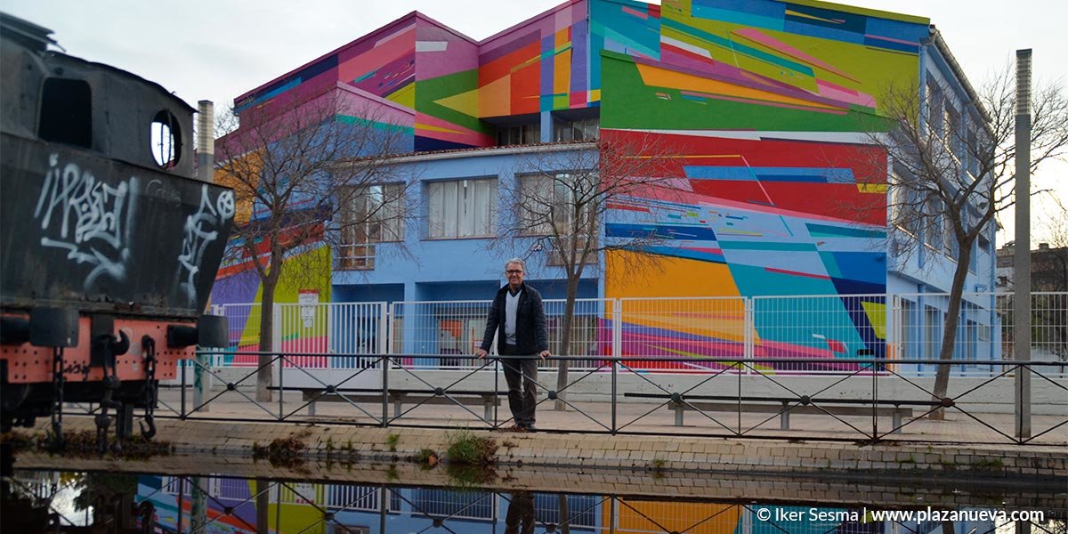 Pepe Alfaro junto al colegio Griseras, donde fue el primer director que tuvo el centro y lugar en el que tantos años impartió clases