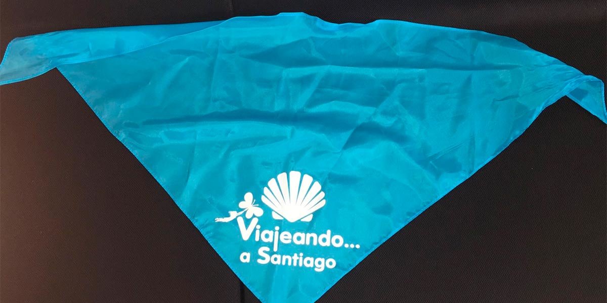 Se entrega un pañuelo para distinguir el grupo
