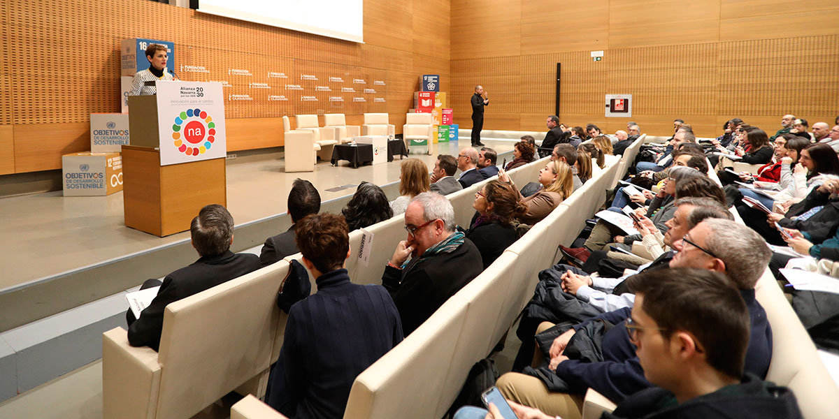 La Presidenta Chivite se dirige el público en su intervención 2