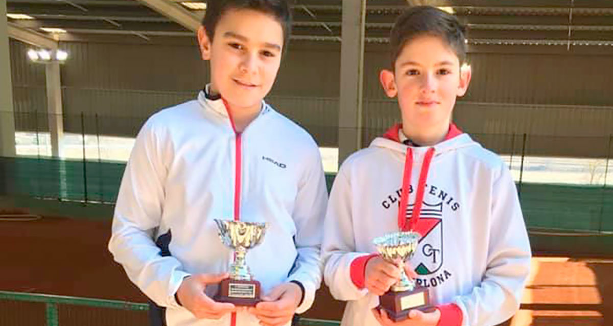 Diego Ibáñez con su adversario en la Final de Consolación, Nicolás Antonissen