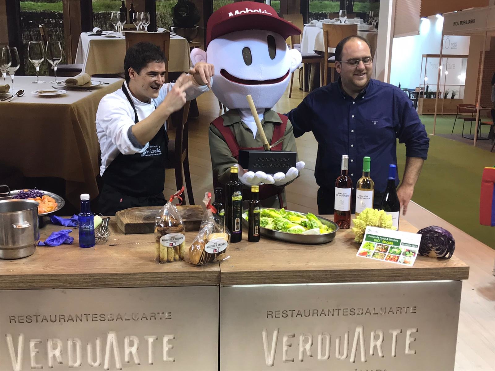 Entrega de la azada de oro por Hortelano y chef