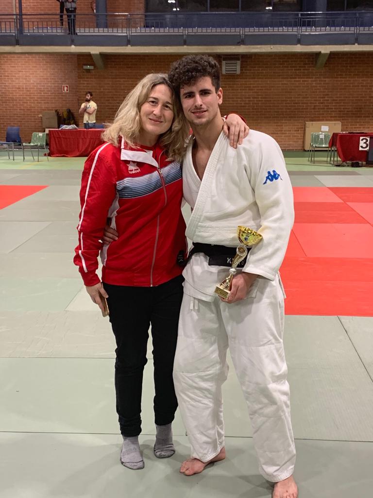Christian Pérez con su entrenadora