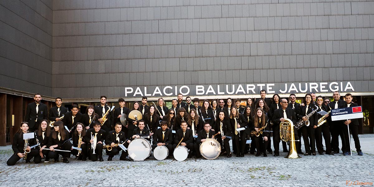 La Banda de Música de Murchante frente a Baluarte en Pamplona