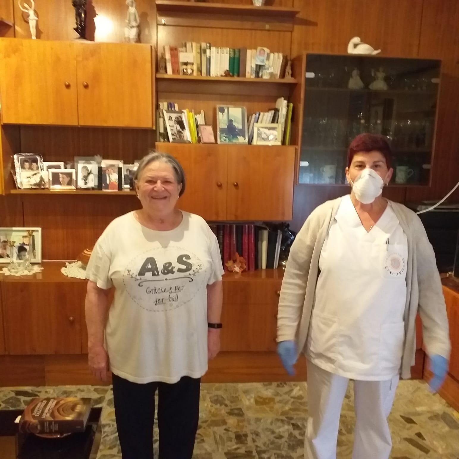 Una de las auxiliares de ayuda a domicilio esta mañana en un domicilio de Erla.