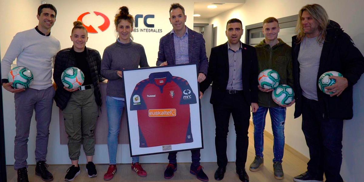 Una delegación de Osasuna, con el jugador Toni Lato, acompañó a MRC