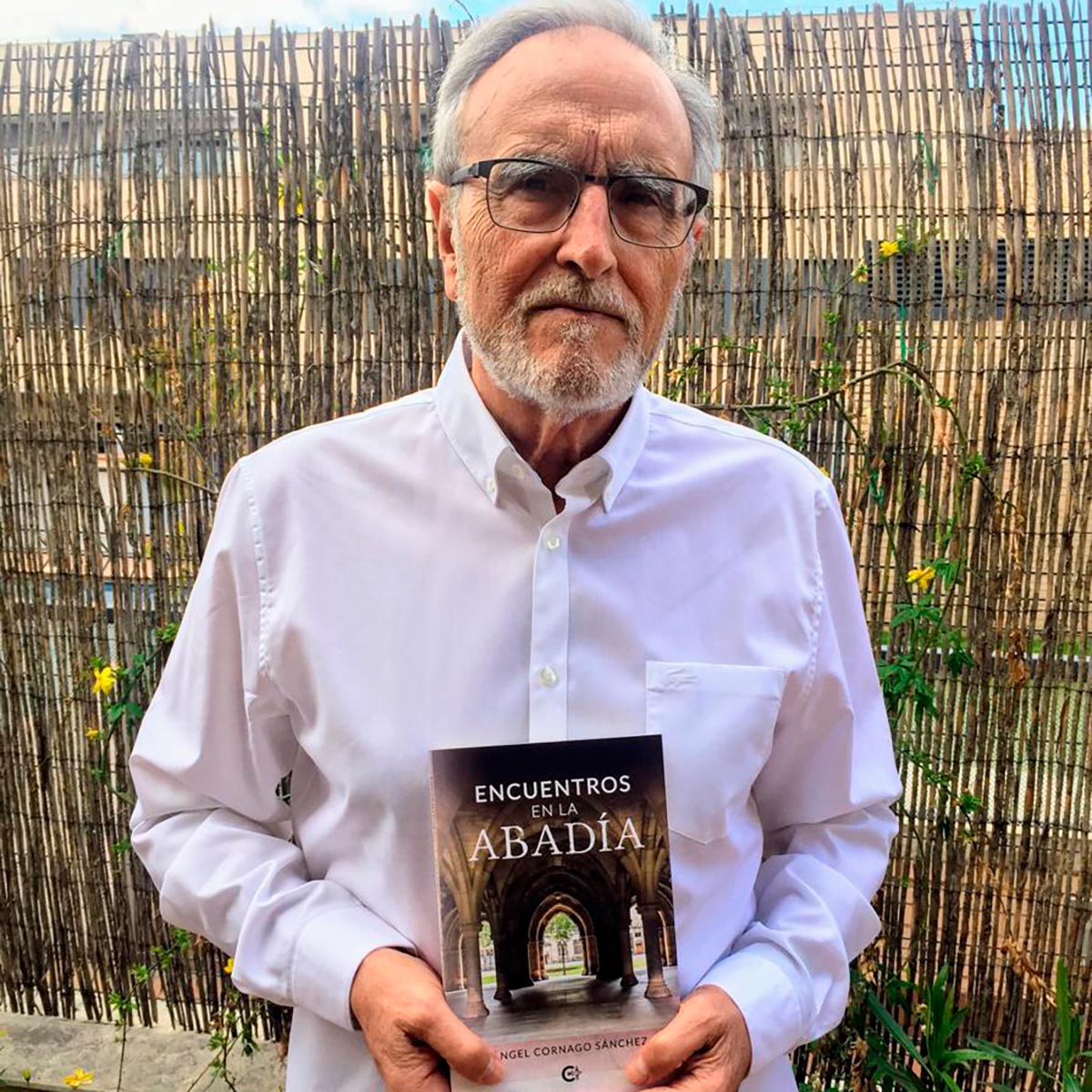 Ángel Cornago Sánchez con su nuevo libro 'Encuentros en la Abadía'