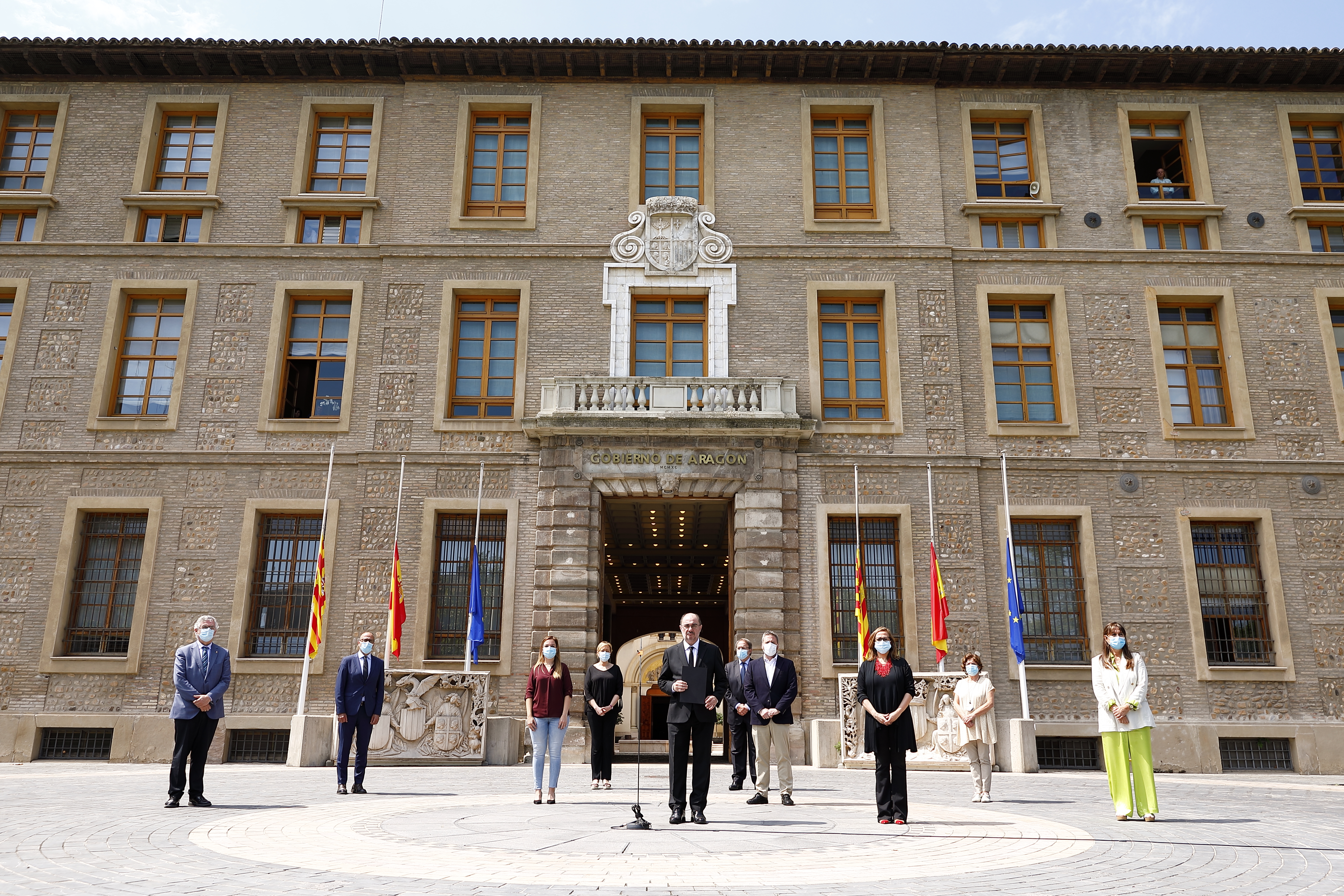 Los miembros del Consejo de Gobierno, con el presidente Javier Lambán a la cabeza, han guardado un minuto de silencio en memoria de los fallecidos por la pandemia