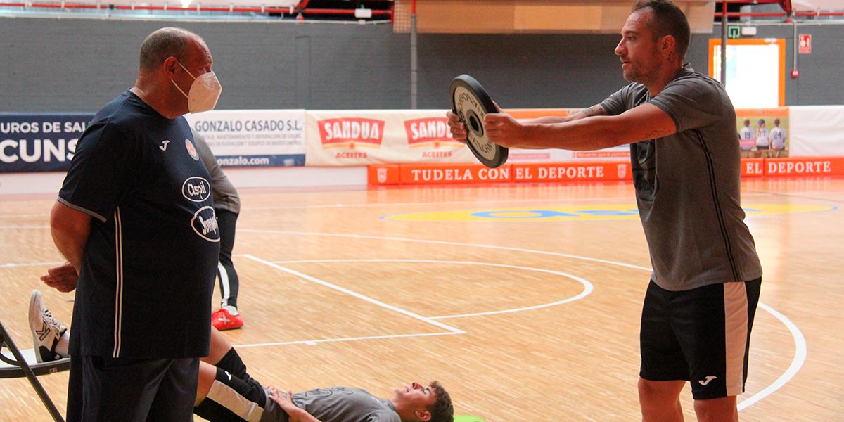 'Pato' observa atentamente un entrenamiento del Aspil-Jumpers Ribera Navarra FS