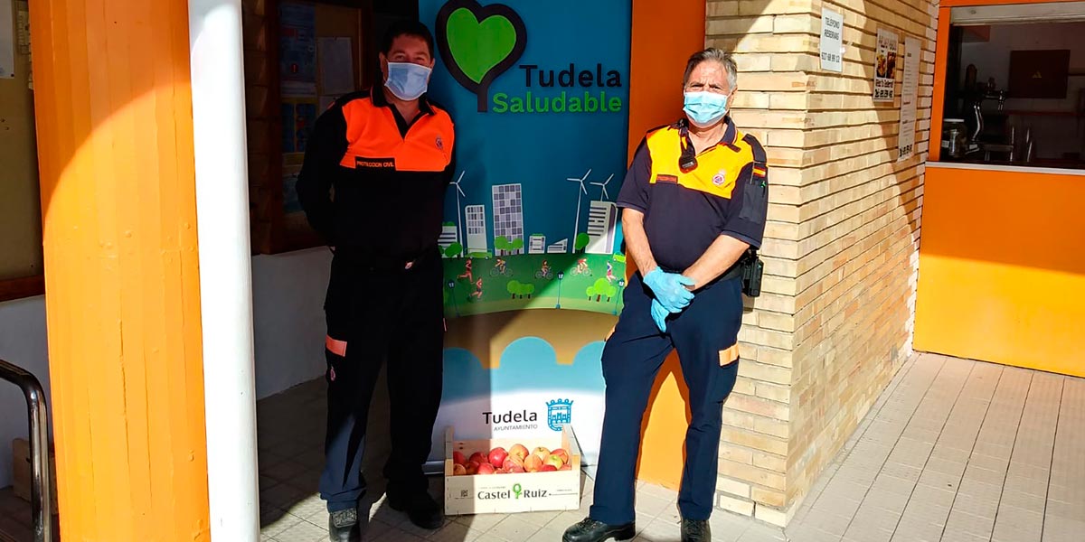 Efectivos de Protección Civil durante la campaña 'Este verano merienda sano' del proyecto Tudela Saludable 2