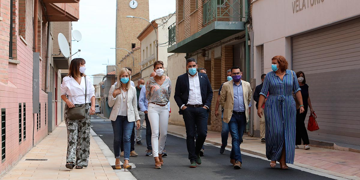Visita de las autoridades a una de las calles renovadas de Ribaforada