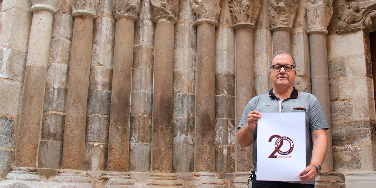 Alberto Ramírez Arregui, presidente del Aspil-Jumpers Ribera Navarra FS con el logotipo del 20 aniversario del club 1