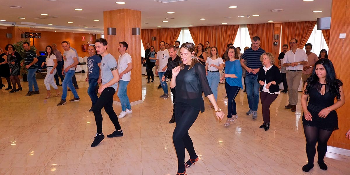 Patricia Ansorena y Miguel (ambos en el centro de la imagen), de la Academia de baile Dance Style de Tudela