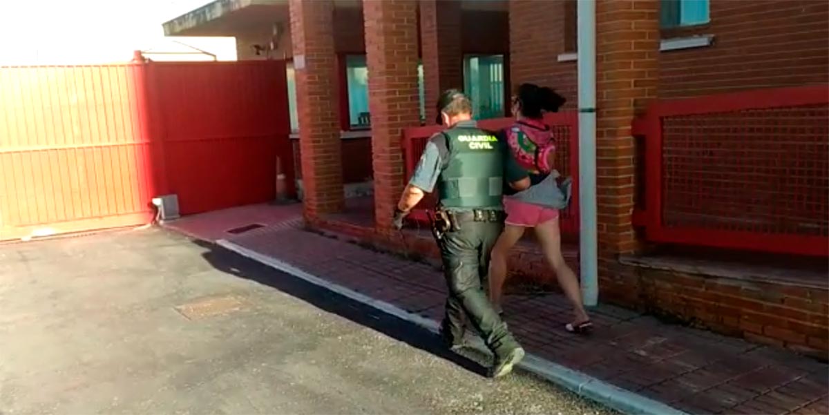 Momento de la detención de la mujer de 24 años
