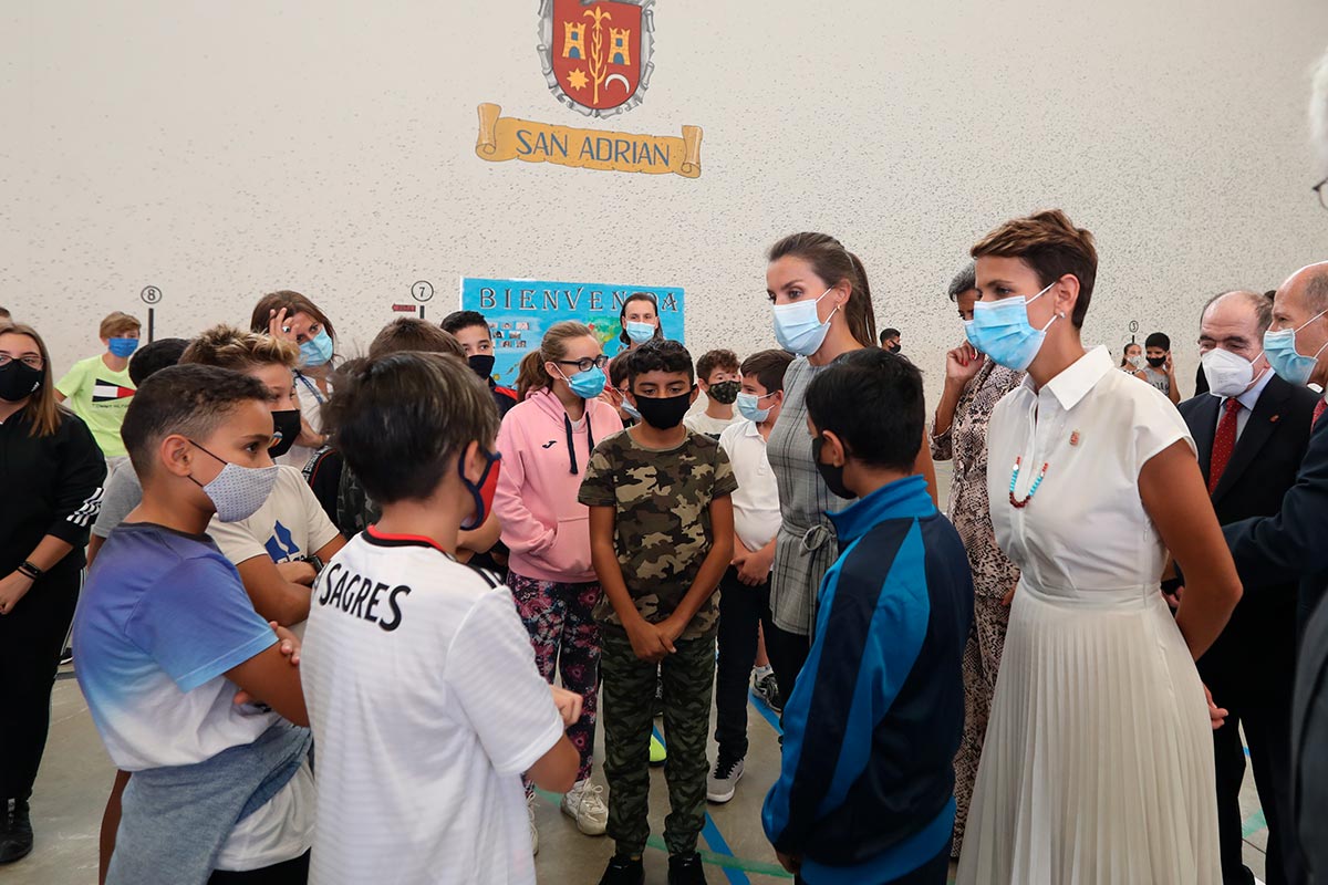 S. M. la Reina y la Presidenta María Chivite conversan con unos escolares del centro