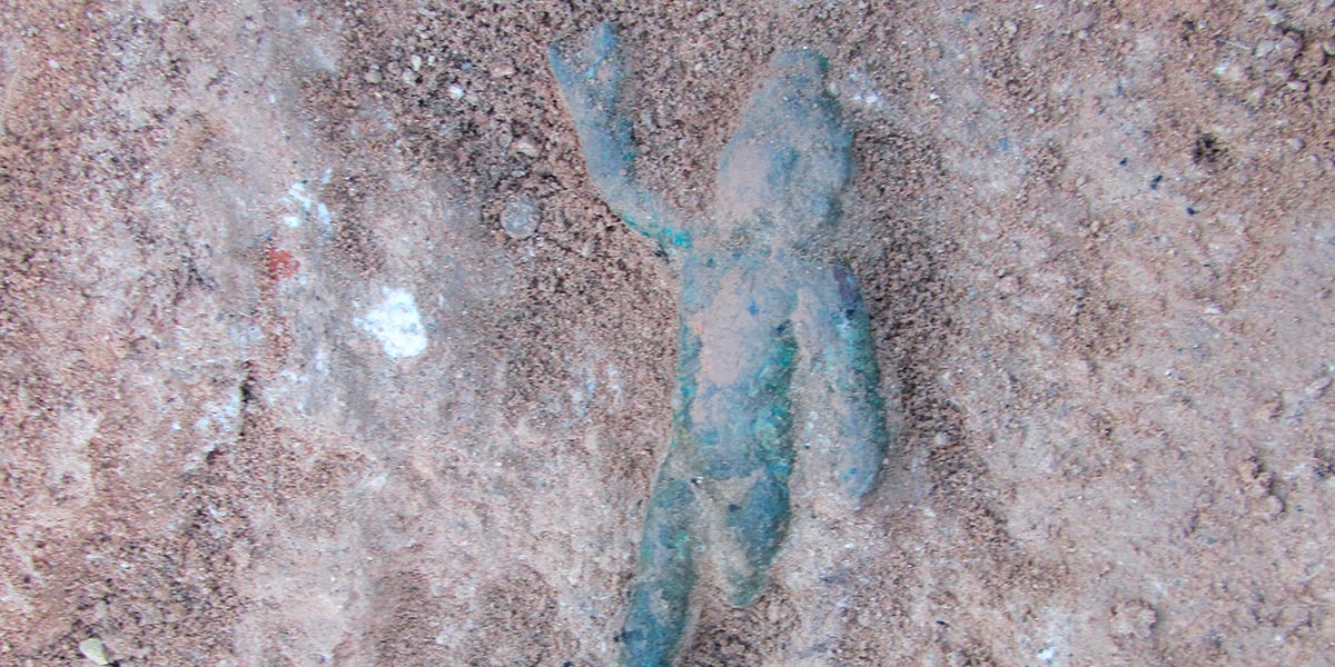 Figurilla de bronce proceso de excavación  Noviembre 2013