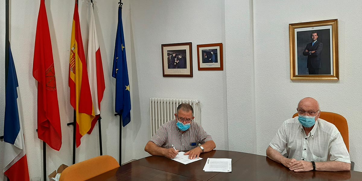 Momento de la firma del contrato entre el alcalde de Ablitas, Carmelo Arriazu Serrano y el Presidente de Adisco Valentín Carranza Roldán