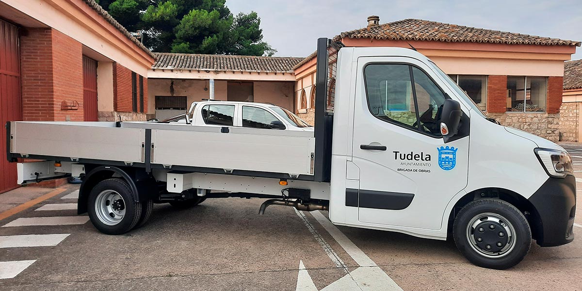 Camión Renault Master de 3.500 kg con caja abierta basculante