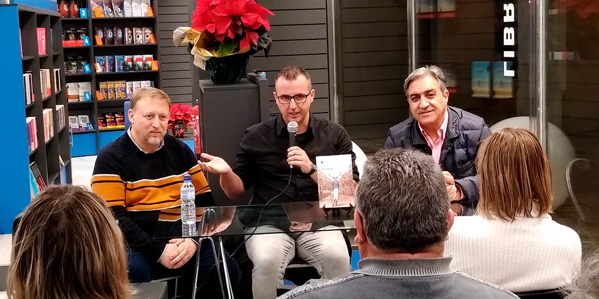 Presentación del libro ‘Un ciervo en la carretera’ de Domingo Alberto Martínez en su Zaragoza natal