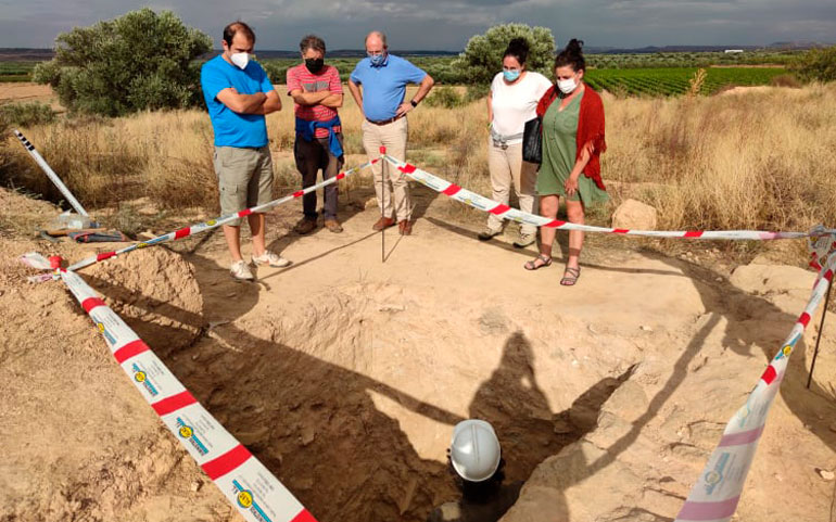 Alberto Añón alcalde de Cascante, Juan LuisAguado (CIC), Santiago Rueda, presidente Vicus, Marta Gómara directora equipo arqueología y María del Mar Azagra, concejala de Cultura