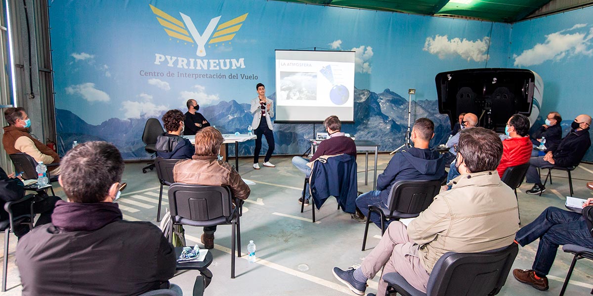 La masterclass se celebró en el hangar de Pyrineum