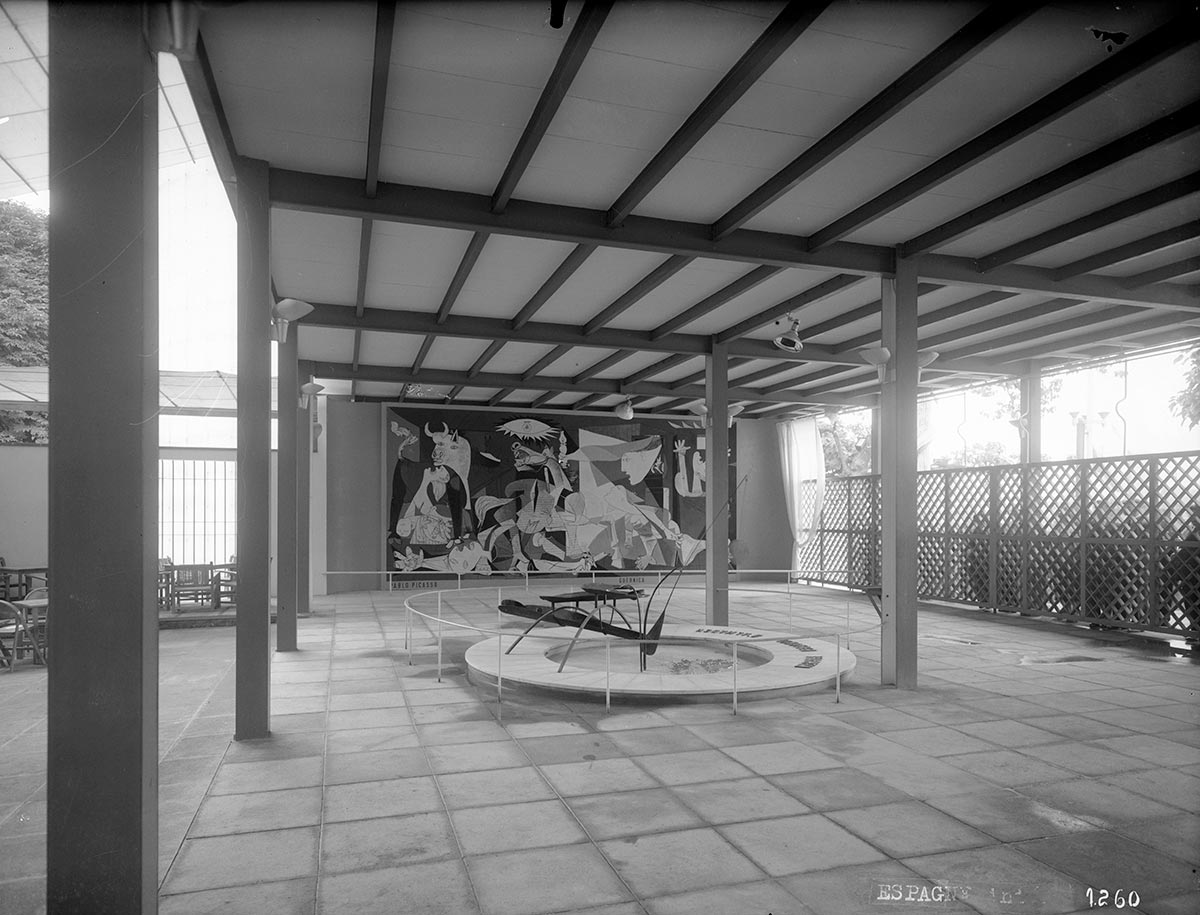 Fuente de mercurio de Alexander Calder con la pintura Guernica al fondo, 1937 Médiathèque d’Architecture et du Patrimoine, París