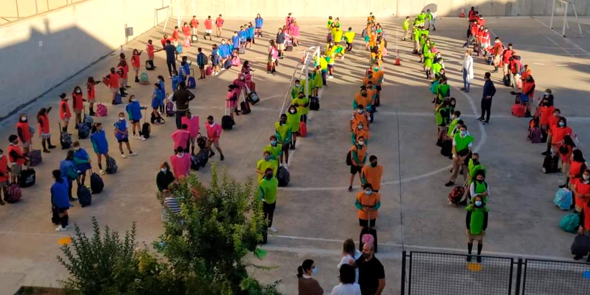 Niños con los petos de colores a la entrada del Colegio 2