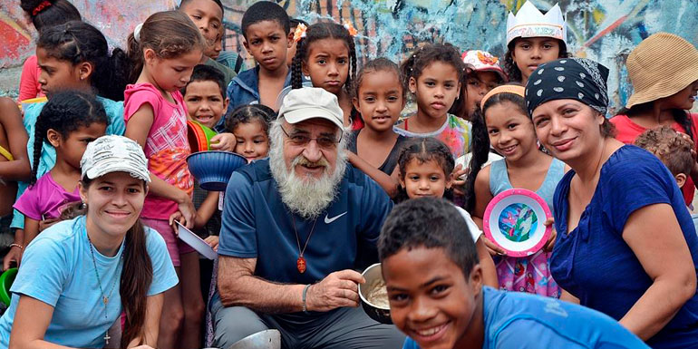 El Padre Cacho con un grupo de niños y jovenes durante una de las ollas solidarias de la parroquia Ntra Sra de Fátima en Caracas (Foto cedida Padre Cacho)