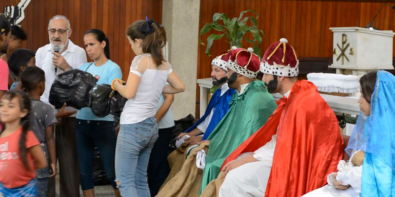 Padre Cacho Reparto de Juguetes 1 (Foto cedida Padre Cacho)