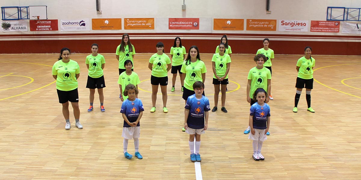 Jugadoras de las categorías inferiores con jugadoras del Senior Femenino GCH Garbayo Chivite Cintruénigo FS