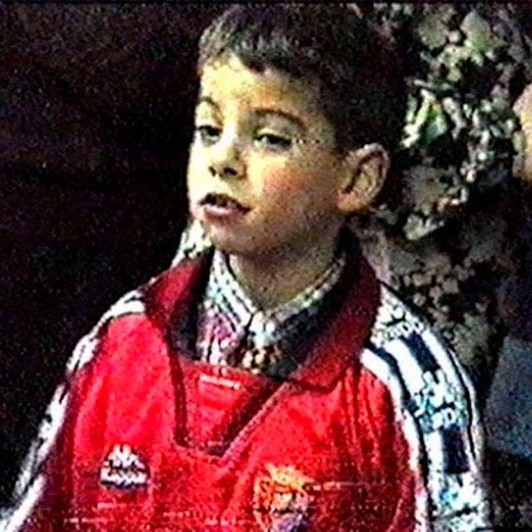 Iker Sesma, de niño, con la camiseta de Osasuna